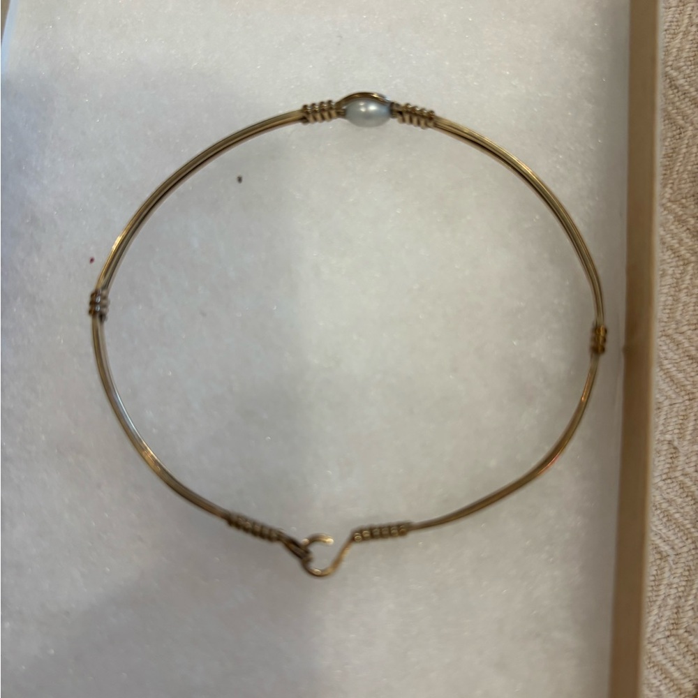 Elegant Gold Bracelet with Pearl Accent - Picture 2 of 2